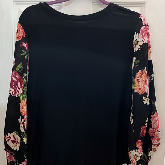 T.D.C. EUC BLACK BLOUSE WITH OPEN BACK & LONG ROSE SLEEVES - Picture 11 of 11